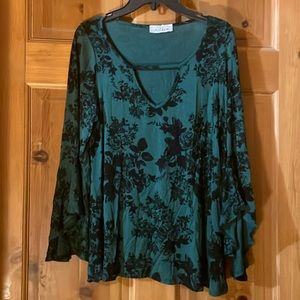 EUC Bohemian SUPER SOFT green and black blouse size small flutter sleeves